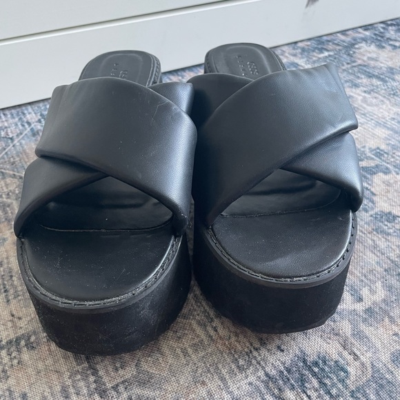 ASOS DESIGN Tornado padded cross strap flatforms in black - Picture 4 of 5